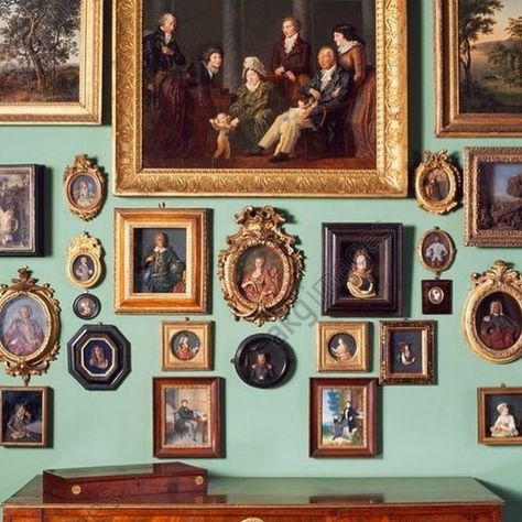 A beautiful wall covered with antique portraits Antique Picture Frames, Antique Portraits, Antique Pictures, Gallery Wall Frames, Wall Frames, Vintage Picture Frames, Wall Gallery, Inspiration Wall, Picture Frame Wall