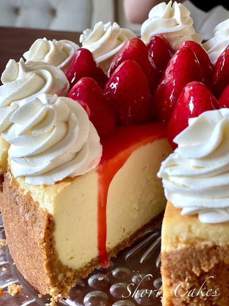 Strawberry Cheesecake Design, New York Cheesecake Aesthetic, Bday Cheesecake, Cheesecake Decoration Ideas, Strawberry Cheesecake Recipes, Black Forest Cheesecake Recipe, Cheesecake Birthday Cake, Cheesecake Images, Cheesecake Aesthetic