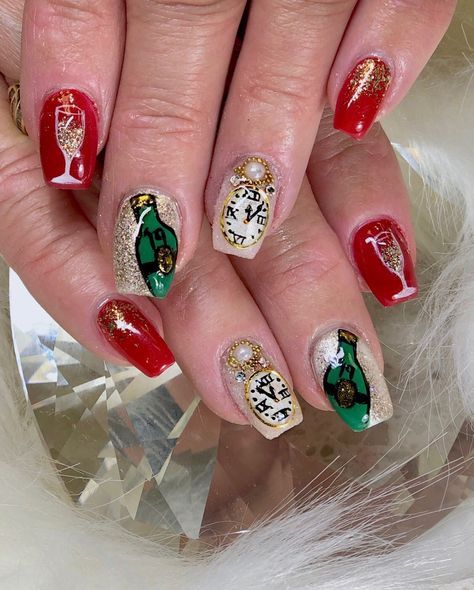 New Years nail art clock champagne bottle champagne glasses fireworks Nails by Christy Pink Lotus Salon and Spa Champagne Bottle Nails, Champagne Glass Nails, Fireworks Nails, Christmas Fingernails, Nails Champagne, Luminary Nails, Nails New Year, New Year Ideas, Nails New Years