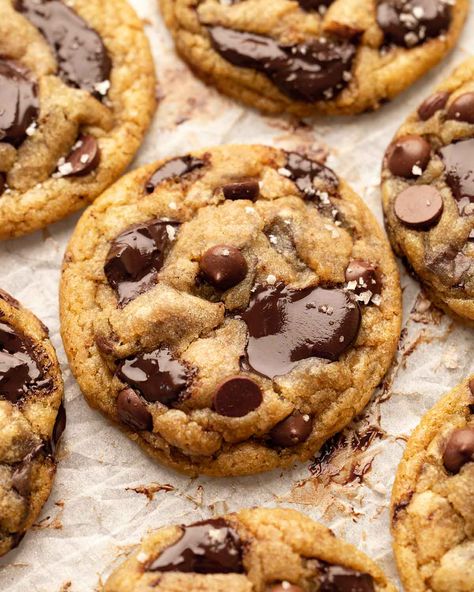 Vegan Chocolate Chip Cookies via @rainbownourish Vegan Brown Butter Chocolate Chip Cookies, Gluten Free Vegan Chocolate Chip Cookies, Vegan Soft Chocolate Chip Cookies, Chocolate Chip Vegan Cookies, Rainbow Nourishments, Vegan Chocolate Chip Cookie Recipe, Chocolate Chip Cookies Vegan, Vegan Bakes, Vegan Chocolate Cookies