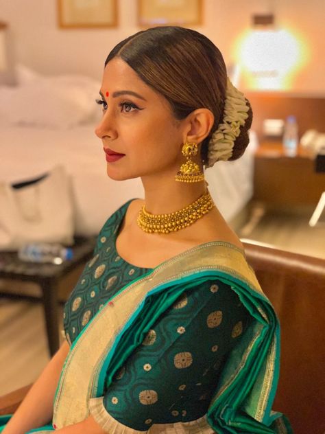 Jennifer Winget in Warp ‘n Weft Banarasi Teal Blue Khinkhwab Lehenga for Durga Puja in Kolkata Navratri Nights Durga Puja Aesthetic Outfit, Latest Bridal Hairstyles, Indian Bun Hairstyles, Shaadi Outfits, Bengali Beauty, Mekhela Chador, South Indian Wedding Hairstyles, Brown Clothes, Choli Design