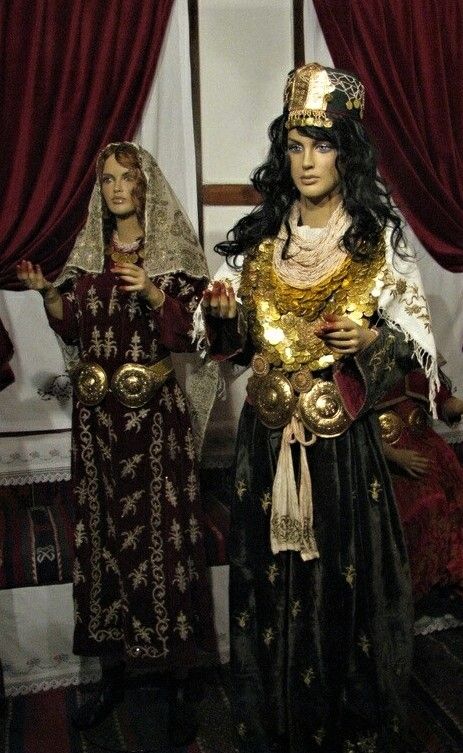 Traditional festive (on the left) and bridal (on the right) outfits from the town of Beypazarı (90 km to the West of Ankara).  Late-Ottoman style (early 20th century), but still worn (2010s) by some families during the women’s Henna Night (Kına Gecesi) and ritual Hamam (bath) gathering. Turkish Clothing, Turkish Wedding, Turkish Dress, Henna Night, Ottoman Styling, Wedding Costumes, Turkish Art, Traditional Costume, Historical Fashion