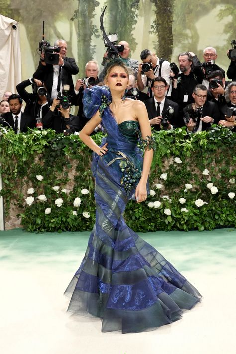 Lana Del Rey’s 2024 Met Gala Look References an Iconic Alexander McQueen Collection | Vogue Redcarpet Dress, Reawakening Fashion, Zendaya Met Gala, Best Met Gala Looks, Estilo Zendaya, Met Gala Outfits, Givenchy Couture, Gala Outfit, Gala Fashion