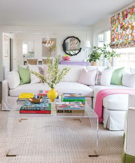 Emory McKim Brings Southern Charm to Dallas Home - Southern Home Magazine Grandmillennial Living Room, Adult Apartment Decor, Classic Southern Home, Southern Charm Homes, Southern Home Magazine, Southern Charm Decor, Grand Millenial, Nostalgic Beauty, Grandmillenial Style