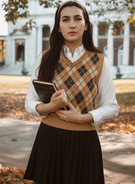 Classic Academia, Skirt Preppy, Argyle Cardigan, Argyle Sweater Vest, Ivy League Style, Preppy Sweater, Dark Academia Aesthetic, Ivy League, Argyle Sweater