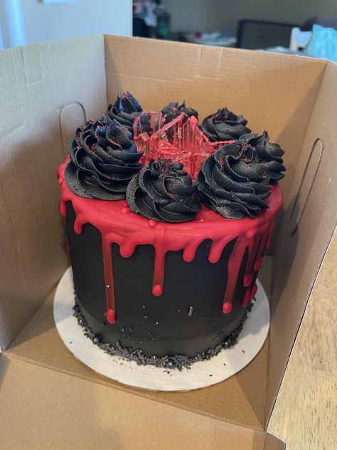 Interesting birthday cake 🖤❤️ by Thikthighsgreeneyes Red And Black Cake, Velvet Birthday Cake, Cake With Cream Cheese Filling, Red Velvet Birthday Cake, Black Buttercream, 40th Birthday Cake, 40th Birthday Cakes, Birthday Cakes For Men, Black Betty