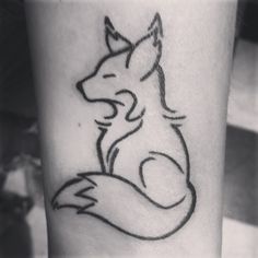 Fox Tattoo Black And White, Fox Henna, Small Fox Tattoo, Tattoo Black And White, Fox Tattoo Design, Tattoo Thoughts, Red Foxes, Henna Ideas, Fox Shirt