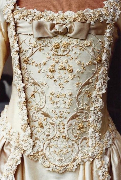 Rococo Fashion 18th Century, 18th Century Dresses, Medieval Wedding Dress, Embroidered Textiles, Rococo Dress, 18th Century Dress, Fashion College, Rococo Fashion, 18th Century Costume