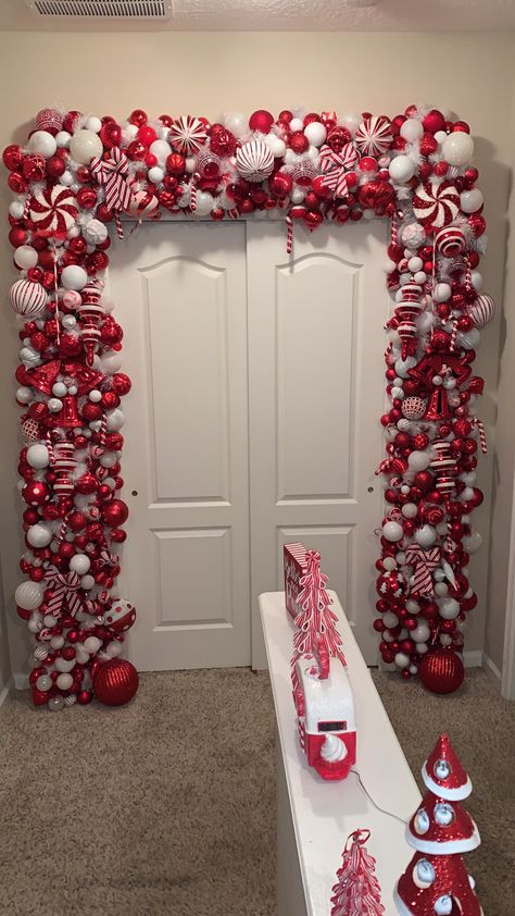 A christmas irnament arch hung on the walk with chicken wire nails and command hooks Ornament Archway Diy, Ornament Arch, Front Door Display, Christmas Arch, Candy Cane Decorations, Diy Christmas Garland, Door Display, Peppermint Christmas, Red And White Christmas