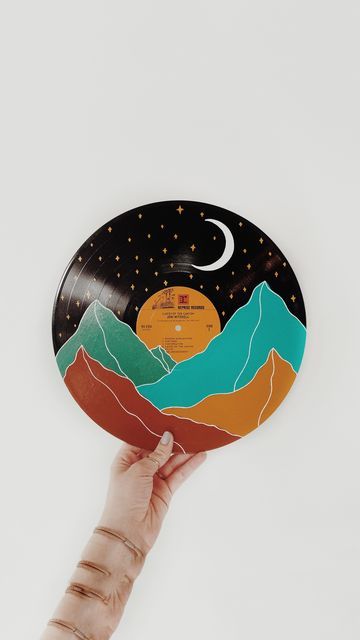 Moon Record Painting, Painting A Record, Art On Records, Record Diy Decor, Paintings On Records Vinyls, Painted Record Ideas, Vinyl Painting Ideas Easy, Painted Vynal Records, Painting Records Ideas