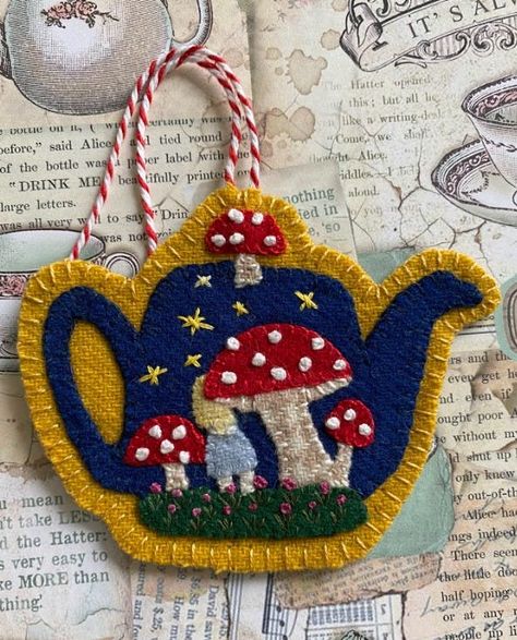 Alice in the Tea Pot Teapot Ornament, Tea Crafts, Felt Ornaments Patterns, Felt Crafts Patterns, Felt Crafts Christmas, Felt Embroidery, Felt Patterns, Felt Decorations, Christmas Tea