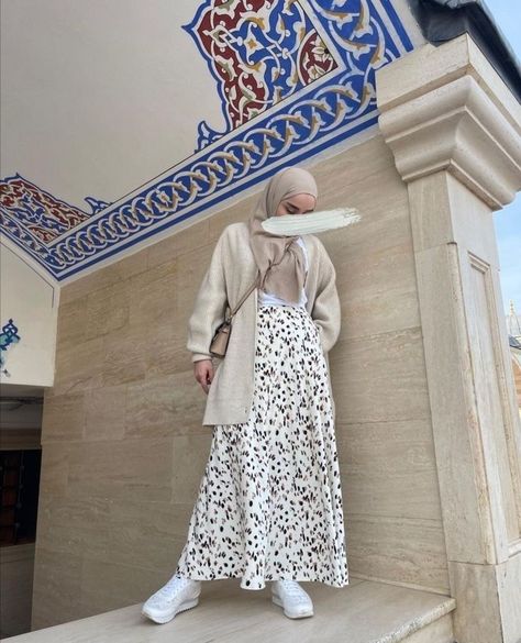 Skirt Outfit Hijab, Printed Skirt Outfit, Modern Hijab Fashion, Modest Fashion Hijab, Muslim Outfits Casual, Muslim Fashion Hijab Outfits, Hijabi Fashion Casual, Hijabi Aesthetic, Hijab Styles