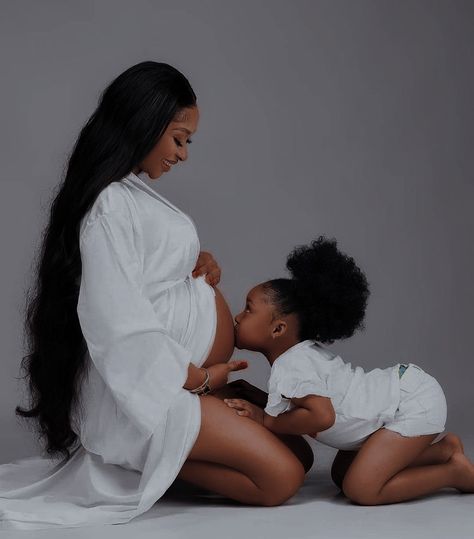 Maternity Pictures Mom And Daughter, Mother Daughter Maternity Shoot, Mommy And Daughter Maternity Shoot, Pregnant Photoshoot Black Women, Mommy And Me Maternity Shoot, Family Pregnancy Photoshoot, Mother Daughter Maternity, Mommy Daughter Photography, Bump Pics