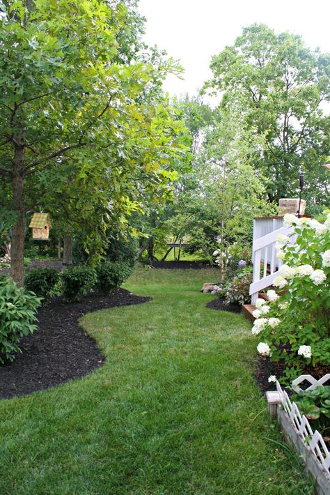 backyard garden Thrifty Decor Chick, Summer Backyard, Thrifty Decor, Backyard Paradise, Garden Edging, Paver Patio, Flower Bed, Outdoor Landscaping, Diy Patio