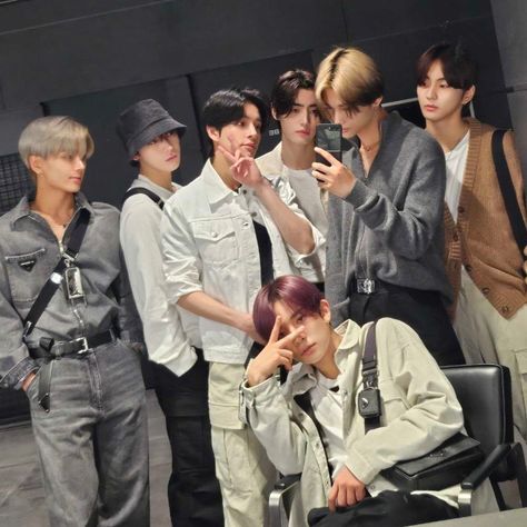 enhypen ot7 mirror selca icon Enhypen Group Photo, 7 Prince, Enhypen Aesthetic, Korean Picture, Enhypen Pics, Enhypen Ot7, Vampire Boy, Me And Bae, I Luv U