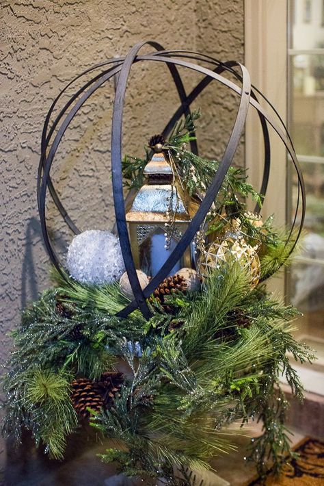 Metal Sphere Decor Ideas, Orb Decor, Christmas Foyer, Christmas Urns, Holiday Planter, Christmas Lodge, Winter Planter, Front Door Christmas Decorations, Christmas Centers