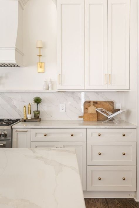 Timeless Kitchen Cabinets, Cream Kitchen Cabinets, Off White Kitchens, Warm Kitchen, White Shaker Kitchen, Timeless Kitchen, Kitchen Shelf, Kitchen Cabinet Colors, Kitchen Redo