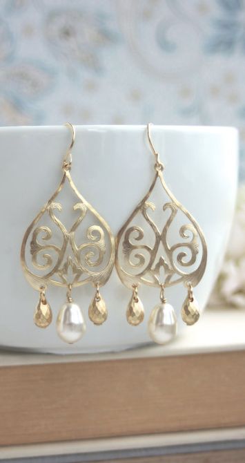 Romantic Hair Accessories, Chandelier Earrings Gold, Beautiful Pendants, Pearl Chandelier Earrings, Bridal Earring, Moroccan Boho, Filigree Earrings, Earrings Inspiration, Ivory Pearl