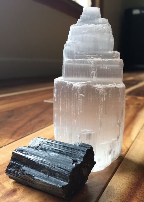 Raw Selenite Tower and Black Tourmaline raw - Selenite crystal with raw Black Tourmaline - Healing crystals and stones - Protection kit Selenite Tower, Selenite Crystals, Selenite Stone, Raw Black Tourmaline, Healing Light, Selenite Crystal, Crystal Set, Rocks And Gems, Crystal Grid