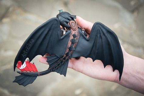 How To Train Your Dragon Decor, Rock Kunst, Toothless Night Fury, Night Fury Dragon, Httyd Art, Toothless Dragon, Hiccup And Toothless, Httyd Dragons, Clay Dragon