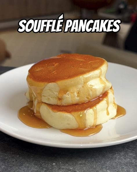 Fluffy Japanese Soufflé Cheesecake (Jiggly Cloud Cake) Japanese Cloud Pancakes, Jiggly Cheesecake Recipe, Japanese Fluffy Cake, Cloud Cake Recipe, Soufflé Cheesecake, Bangers Recipe, Cloud Cakes, Jiggly Cheesecake, Fluffy Cheesecake