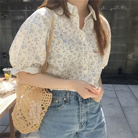 Floral Blouse Aesthetic, Puff Sleeve Button Up, Casual Tops For Women With Jeans, Floral Button Up Shirt Outfit, Cute Blouse Outfits, Floral Shirt Outfit Women, Floral Tops And Jeans, Floral Print Tops For Women, Floral Print Shirt Women