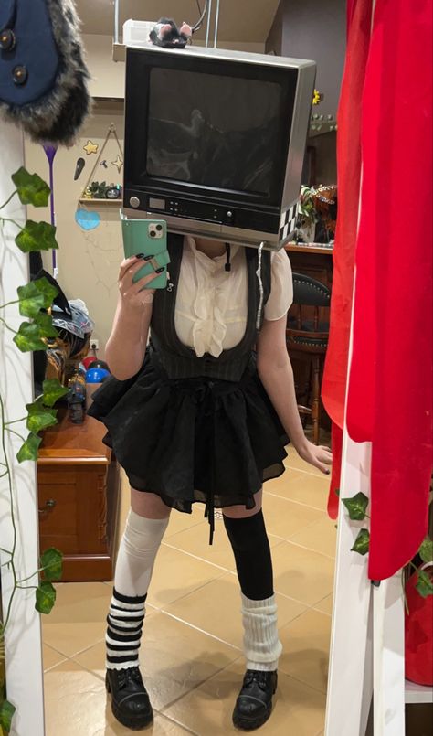 Cutestudios cosplay of a Tv head Original character named Glitchxel with her mouse mouse named Pitch #glitchcore #retro #tv #television #oc #originalcharacter #occosplay #cosplay #cosplayer #tvhead #tvheadcharacter #tvheadcosplay #tvcharacter #tvcosplay #dreamcore #weirdcore #retrotv Weird Core, Object Heads, Tv Head, Photography Collage, Alone In The Dark, Creepy Pictures, Dreamcore Weirdcore, Retro Tv, Original Character