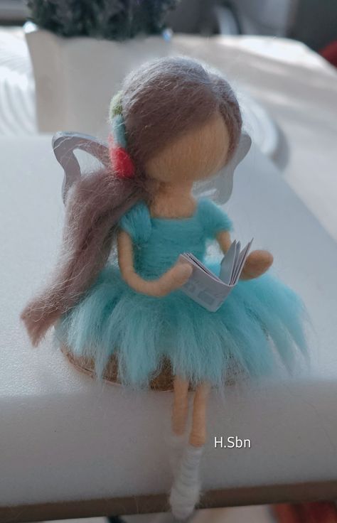 Needle felting Needle Felting People, Felt Ballerina, Needle Felting Tutorial, Felt Angel, Waldorf Crafts, Needle Felting Diy, Felt Fairy, Needle Felting Projects, Flower Fairies