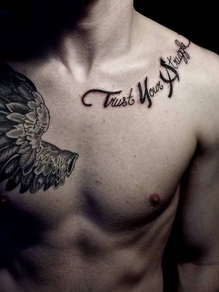 Quote Collarbone Tattoo Tattoos On Collarbone, Chest Tattoo Writing, Chest Tattoo Quotes, Upper Shoulder Tattoo, Collar Bone Tattoo Quotes, Collar Bone Tattoo For Men, Collar Tattoo, Clavicle Tattoo, Tattoo Ideas Males