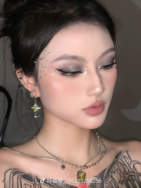 #douyin #makeup Black Eyeshadow Douyin, Dark Douyin Makeup Tutorial, Silver Douyin Makeup, Dark Korean Makeup, Layout Makeup, Douyin Makeup Look, Dark Douyin Makeup, Ethereal Makeup Goddesses, Silver Eyeshadow Looks