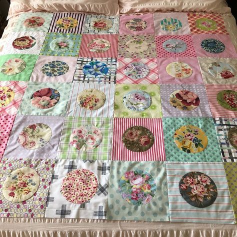 Circle Quilt Patterns, Circle Pillow, Vintage Quilts Patterns, Sue Spargo, Bright Quilts, Scrap Fabric Crafts, Circle Quilts, Scrappy Quilt Patterns, Quilt Square Patterns