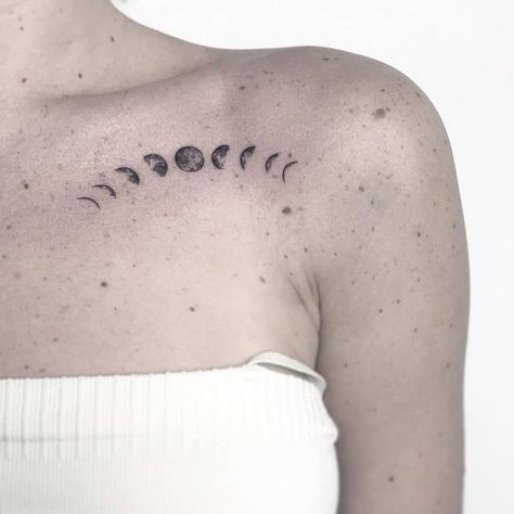 5,327 curtidas, 17 comentários - Little Tattoos (@little.tattoos) no Instagram: “Moon phases by @dcmtattoos · West Hollywood 🇺🇸” Phases Of The Moon Tattoo Collar Bone, Gemini Collar Bone Tattoo, Moon Phase Tattoo Collar Bone, Couple Wrist Tattoos, Moon Phases Tattoo, Celestial Tattoo, Universe Tattoo, Bone Tattoos, 100 Tattoo