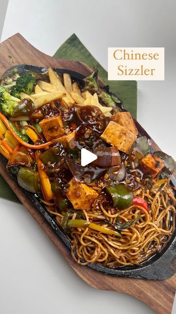 Chinese Sizzler Recipes Vegetarian, Chinese Sizzler, Chilli Noodles, Sizzler Recipes, Garlic Noodles Recipe, Green Chilli Sauce, Schezwan Sauce, Dark Soy Sauce, Garlic Noodles