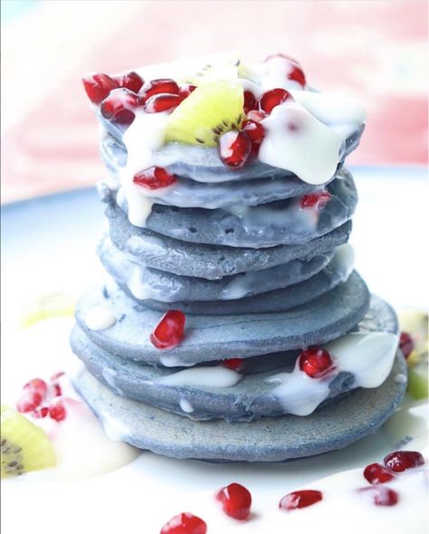 Blue Pancake, Pulled Pork Sauce, Matcha Pancakes, Blue Matcha, Snow Party, Green Matcha, Fantasy Food, Frozen Snow, Idee Babyshower