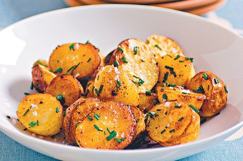 Paprika-baked Chat Potato With Roasted Garlic Aioli Recipe - Taste.com.au Chat Potatoes Recipes, Avocado Dipping Sauce, Garlic Aioli Recipe, Roasted Garlic Aioli, Crunchy Potatoes, Aioli Recipe, Italian Spices, Garlic Potatoes, Garlic Aioli