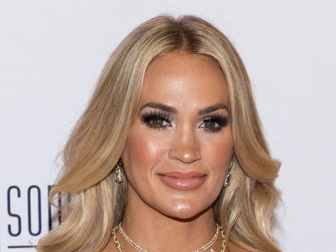 Carrie Underwood 'Looks Different' To Fans In Her Latest Workout Post After Her Alleged Plastic Surgery - NewsBreak Carrie Underwood Videos, Miranda Lambert Divorce, Boyfriend Application, Workout Post, Carrie Underwood Pictures, Latest Workout, Black Presidents, Fitness App, Richard Gere