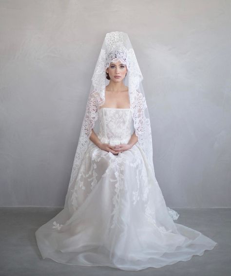 Serenity. Peace. Stillness. Photo: @elizabethmessina l Gown: @sarahseven l Veil: @girlandaseriousdream l Hair & Makeup: @teamhairandmakeup l Produced for: @fluttermag l Model: @lizmittra #mantillaespañola #mantilla #bridal Mantilla Veil Hairstyle, Traditional Spanish Wedding, Flamenco Wedding, Latin Inspired Wedding, Spanish Wedding Dress, Lace Mantilla Veil, Fingertip Length Veil, Elizabeth Messina, Chapel Length Veil