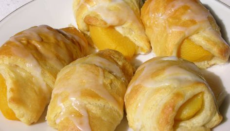 Peach Turnovers with Crescent Rolls Turnovers With Crescent Rolls, Demos Chicken And Rice Soup Recipe, Crescent Roll Dessert Recipes, Peach Crescent Rolls, Bojangles Fried Chicken Recipe, Recipes With Peaches, Peach Turnovers, Crescent Rolls Recipe, Recipes Using Crescent Rolls