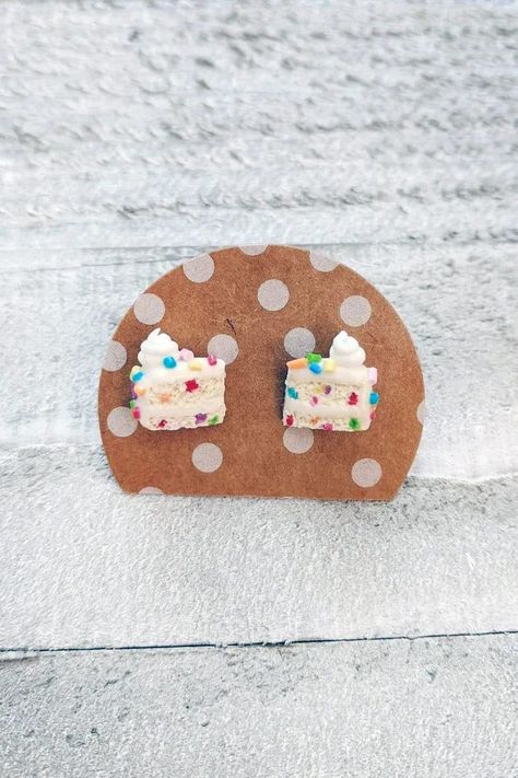 Let them eat cake! Our handmade confetti cake earrings will sprinkle some fun to your outfit! Rainbow Sprinkle Cake, Rainbow Sprinkle Cakes, Cupcake Earrings, Cake Earrings, Rainbow Sprinkle, Birthday Earrings, Confetti Cake, Diy Earrings Polymer Clay, Sprinkle Cake