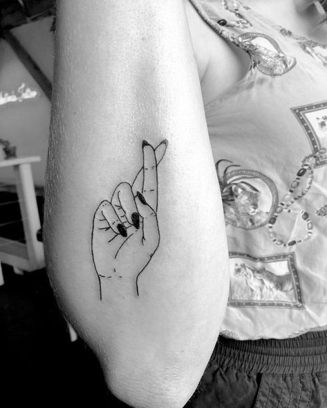 Finger Crossed Tattoo, Fingers Crossed Tattoo, Cross Finger Tattoos, Cross Tattoo Meaning, Tattoo On Shoulder, Finger Tattoo For Women, Cross Tattoo Designs, Bff Tattoos, Two Fingers