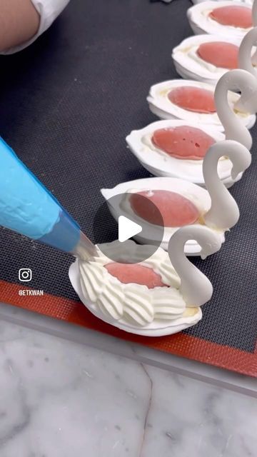 Trendy Pastry Worldwide on Instagram: "🇫🇷 Les Pavlovas en forme de cygne de @etkwan . 🇬🇧 The Swan Pavlova made by @etkwan . ___________________________________ 👉 Follow @trendypastry for more contents . . . #trendypastry #pastry #pastrychef #patisserie #pastryart #patisseriefrancaise #cheflife #chefstable #dessert #culinary #pavlova #meringue #pâtissier #pastryinspiration" Swan Macarons, Swan Dessert, Desert Plating, Pastry Plating, Dessert Valentines Day, Ukrasavanje Torti, Pavlova Dessert, Pavlova Cake, Beaux Desserts