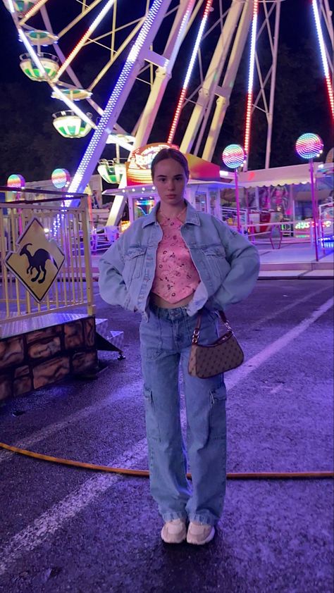 luna park at night | fair rides | fair pictures |  summer photo aesthetic | photo dump | model face | modelling photos | doll face | pretty face | pretty girls | baddies | selfie | summer vibes | bumper cars | good vibes summer | shoulder bag | downtown girl   #lunapark #summeevibes | pose inspo | photo idea | instagram photo inspo | pic inspo Outfit Jeans Jacket, Streetwear Style Aesthetic, Park Outfit Summer, Aesthetic Photo Shoot, Jeans Aesthetic, Selfie Aesthetic, Luna Park, Outfit Jeans, Aesthetic Style