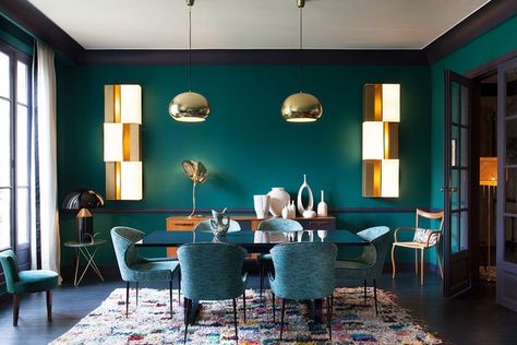 teal dining room with gold accents Dining Room Teal, Dark Wood Dining Table, Colored Dining Chairs, Dining Room Renovation, Mismatched Dining Chairs, Green Dining Room, Gold Dining, Luxury Dining Room, Room Deco