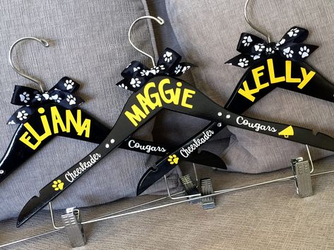 Cheer Ideas Gift, Spirit Night Ideas, Cheer Hangers, Diy Cheer Gifts, Cheerleader Gift Ideas, Cheer Gift Ideas, Cheerleader Ideas, Gifts For Cheerleaders, Cheer Camp Gifts