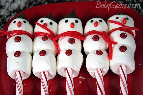 Candy Cane Snowman Tutorial (VIDEO) Marshmallow Snowman, Christmas Sweets, Jello Shots, Christmas Snacks, Christmas Cooking, Food Crafts, Christmas Goodies, Candy Canes, Holiday Treats