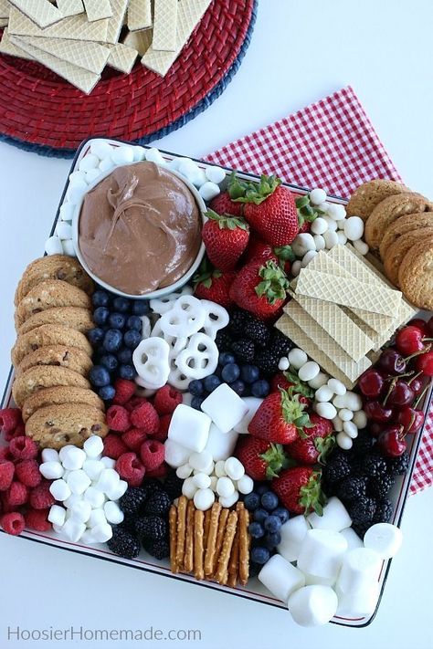 Dip Dessert, Dessert Charcuterie Board, Dessert Charcuterie, Halloween Charcuterie Board, Smores Dip, Dessert Board, Fest Mad, Dessert Platter, Homemade Dessert