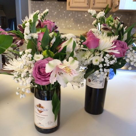 Wine Bottle Flower Centerpiece, Centerpieces For Bridal Shower, Wine Bottle Bouquet, New Years Eve Table Setting, Wine Bottle Wedding Centerpieces, Wine Bottle Flowers, Wine Bottle Table, Bottle Gift Wrapping, Wine Boutique