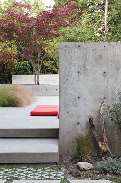 Poured in place concrete walls at modern residential garden. Austere chic. Shed Architecture, Residential Garden, Contemporary Landscape Design, Paris Garden, Privacy Wall, Concrete Retaining Walls, Residential Landscaping, Outdoor Space Design, North Melbourne