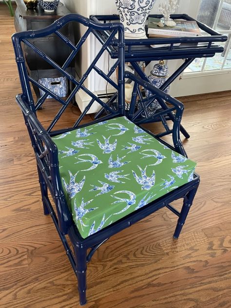 Chinoiserie Chic Interior Design, Blue Chinoiserie Fabric, Chinoiserie Chairs, Chinoiserie Kitchen, Chinese Chippendale Chairs, Chinoiserie Furniture, French Country Dining Room, Chippendale Chairs, Furniture Redos