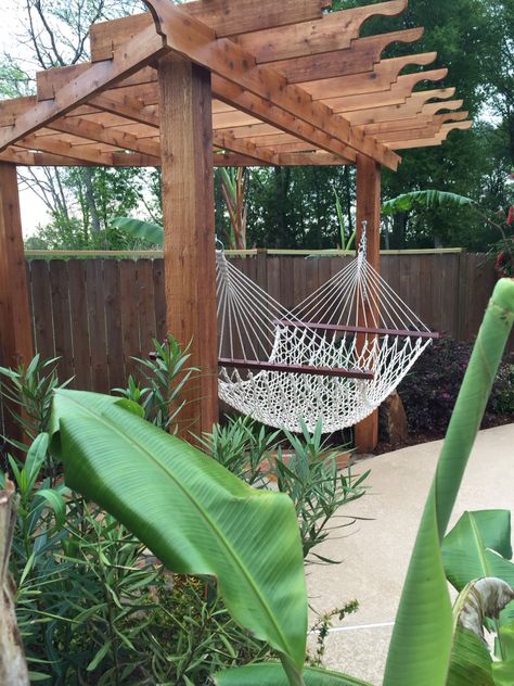 Triangle pergola Comfy Backyard, Hammock Ideas, Corner Pergola, Pergola Diy, Backyard Hammock, Pergola Swing, Pergola Ideas, Pergola Design, Pergola Canopy